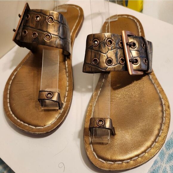 Bernardo Bronze Croc Print Leather Toe Ring w/Buckle Flat Sandals Sz.6 Ret $175 - Picture 2 of 6